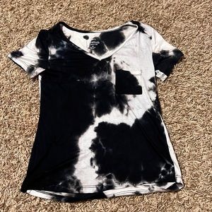 RUE 21 V-NECK TEE.